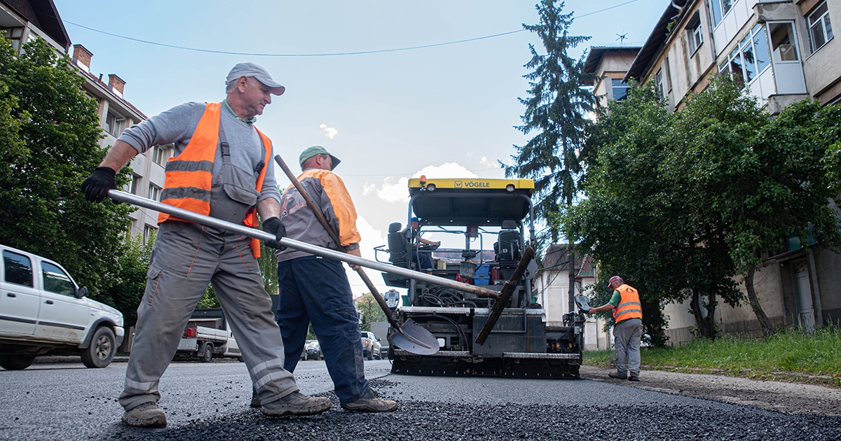 Kátyúznak, köveznek, festenek